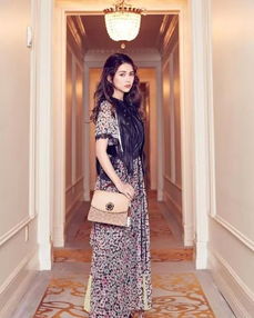 昆凌時裝周造型引爭議 毛草皮衣混搭印花裙，顯胖顯老引熱議